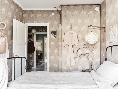 Mooie slaapkamer met bloemetjesbehang Mooie slaapkamer met bloemetjesbehang