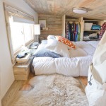 Mooie slaapkamer van een luxe caravan