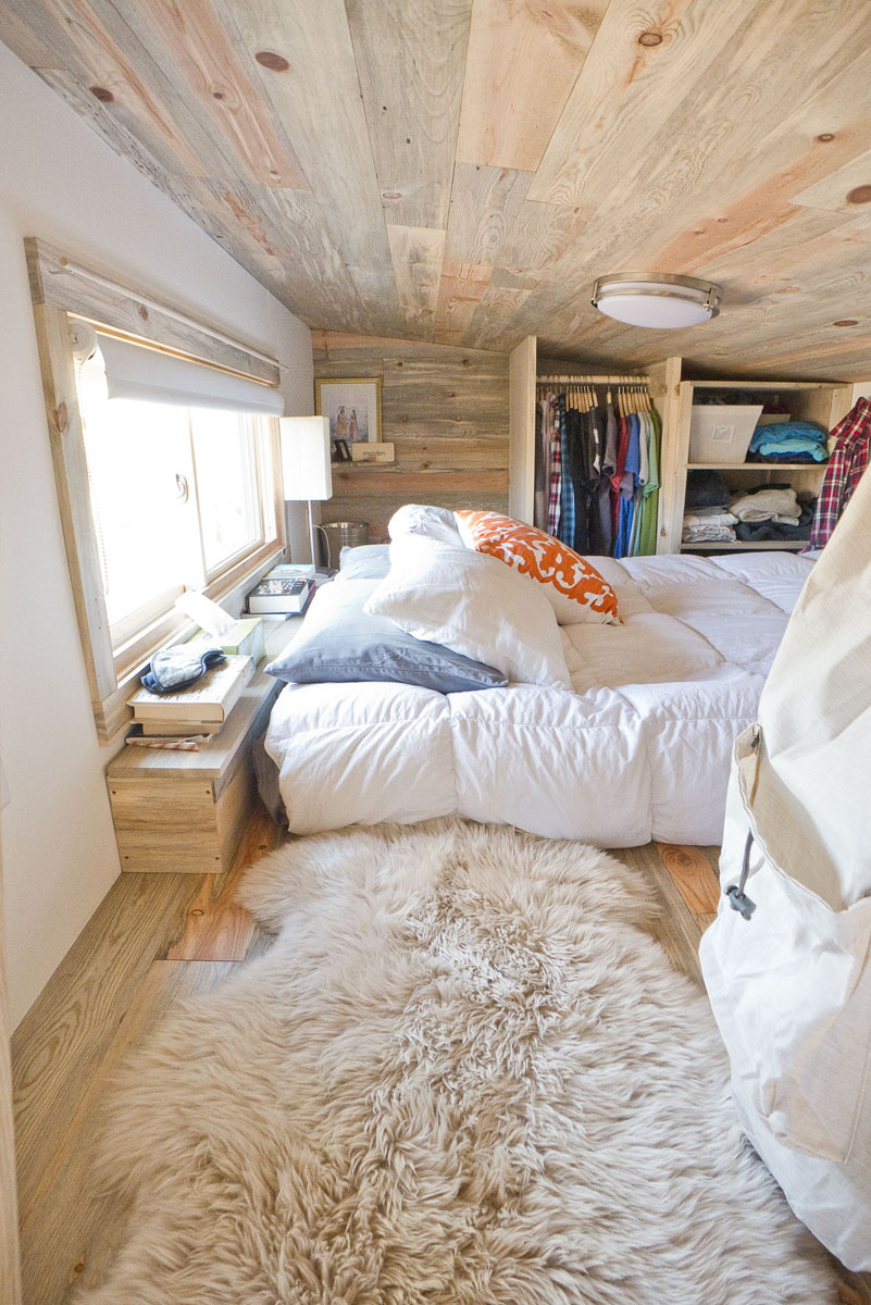 Mooie slaapkamer van een luxe caravan