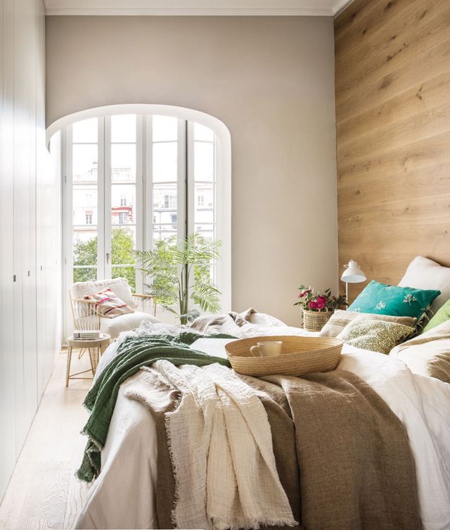 Mooie slaapkamer met een luxe houten wand
