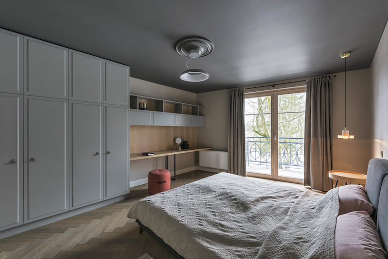 Mooie slaapkamer met grijze muren en een grijs plafond