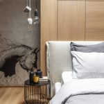 Mooie slaapkamer met houten wandbekleding en behang