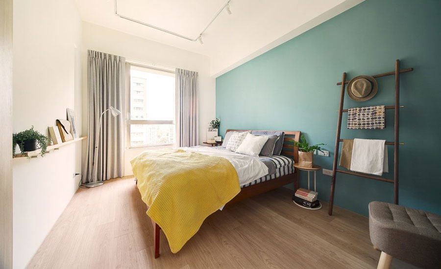 Mooie slaapkamer met vrolijke kleuren