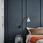 Muur met klassieke sierlijsten in slaapkamer
