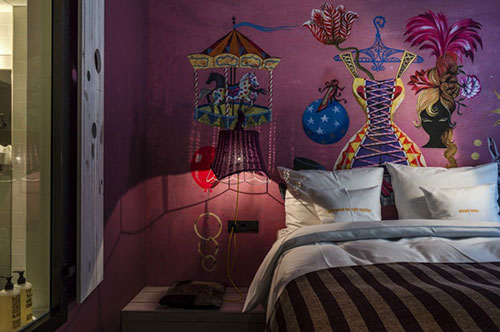 Muurschilderingen in de slaapkamers van 25Hours Hotel Wenen Muurschilderingen in de slaapkamers van 25Hours Hotel Wenen