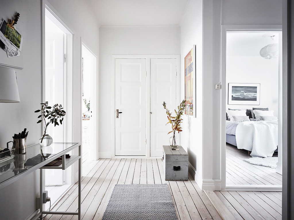 Naast een vaste inbouwkast heeft deze slaapkamer nog een extra kledingkast Naast een vaste inbouwkast heeft deze slaapkamer nog een extra kledingkast