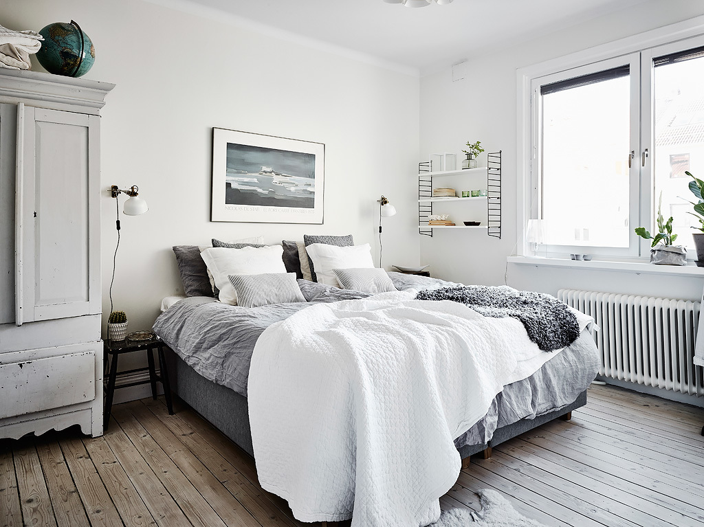 Naast een vaste inbouwkast heeft deze slaapkamer nog een extra kledingkast