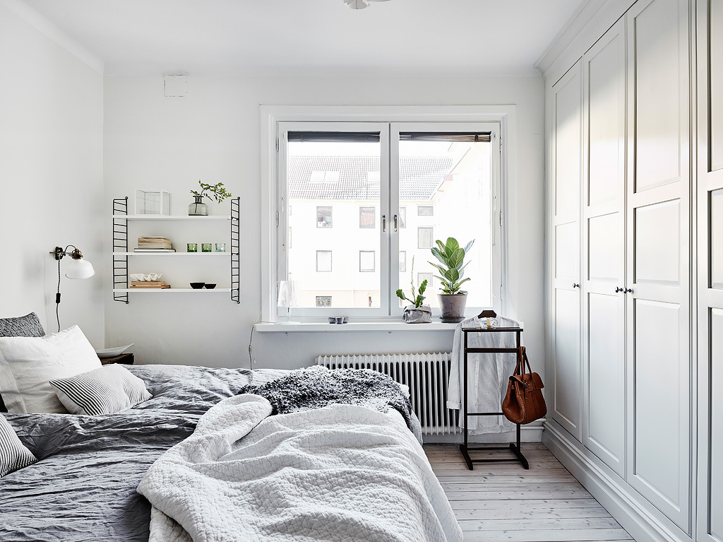 Naast een vaste inbouwkast heeft deze slaapkamer nog een extra kledingkast Naast een vaste inbouwkast heeft deze slaapkamer nog een extra kledingkast