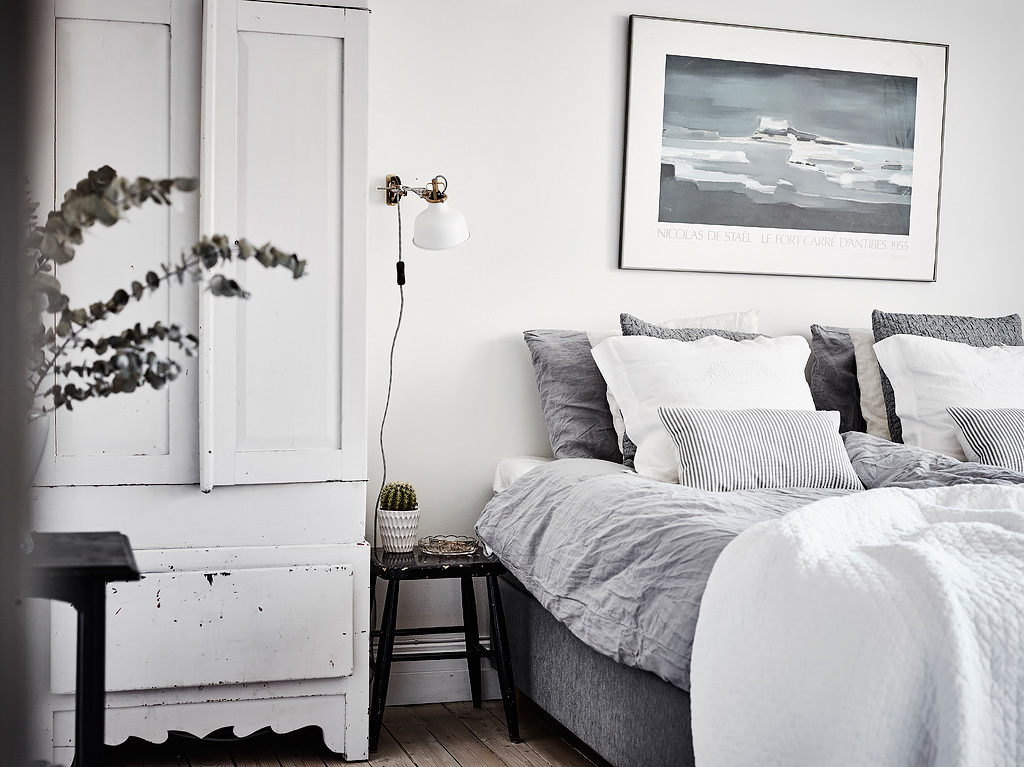 Naast een vaste inbouwkast heeft deze slaapkamer nog een extra kledingkast Naast een vaste inbouwkast heeft deze slaapkamer nog een extra kledingkast