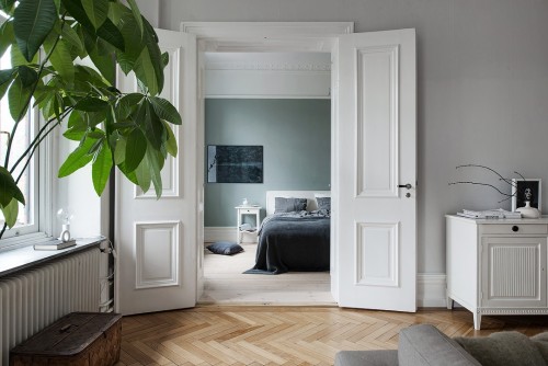 Olijfgroene muren in een Scandinavische slaapkamer Olijfgroene muren in een Scandinavische slaapkamer