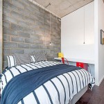 Open inloopkast in een stoere slaapkamer