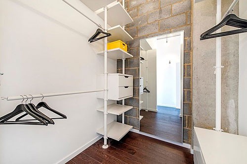 Open inloopkast in een stoere slaapkamer Open inloopkast in een stoere slaapkamer
