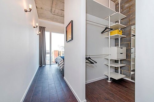 Open inloopkast in een stoere slaapkamer Open inloopkast in een stoere slaapkamer