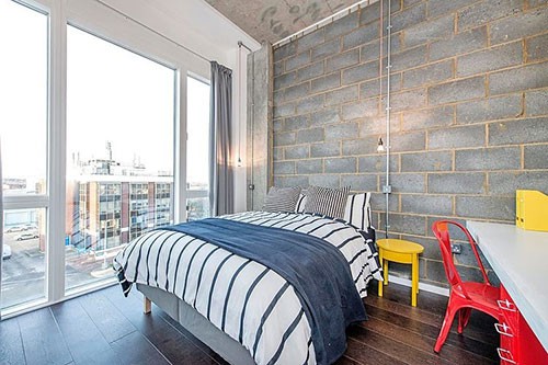 Open inloopkast in een stoere slaapkamer Open inloopkast in een stoere slaapkamer