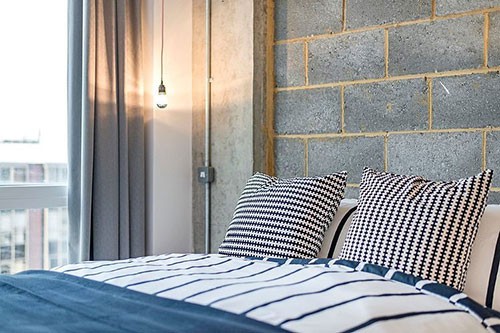 Open inloopkast in een stoere slaapkamer Open inloopkast in een stoere slaapkamer
