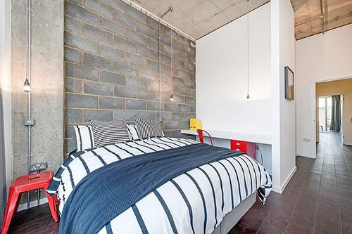 Open inloopkast in een stoere slaapkamer Open inloopkast in een stoere slaapkamer