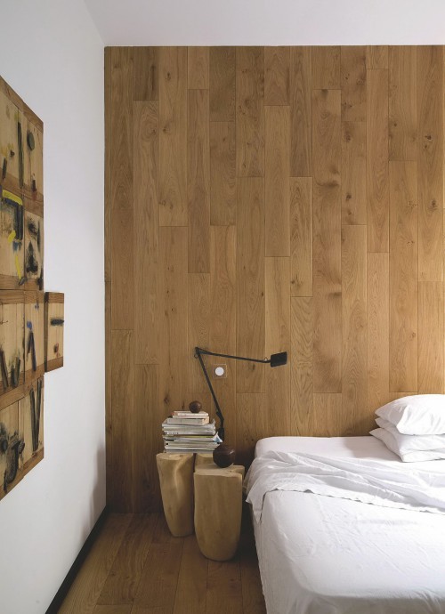 Open slaapkamer met sfeervolle houten planken