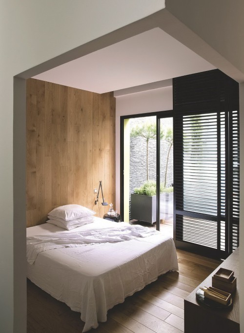 Open slaapkamer met sfeervolle houten planken Open slaapkamer met sfeervolle houten planken