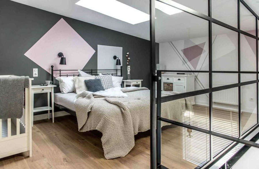 Open vide slaapkamer met een grote glazen wand Open vide slaapkamer met een grote glazen wand