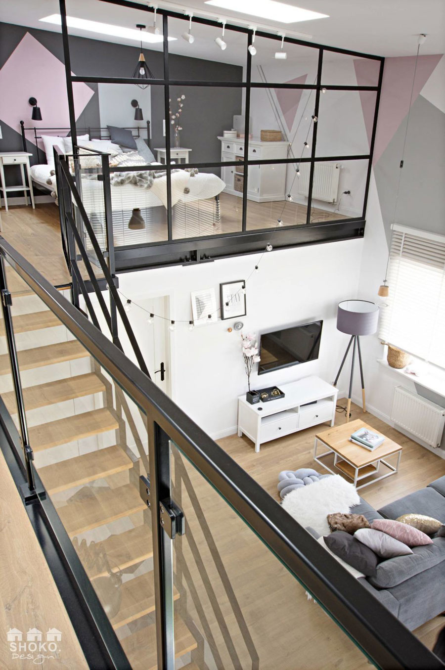 Open vide slaapkamer met een grote glazen wand Open vide slaapkamer met een grote glazen wand