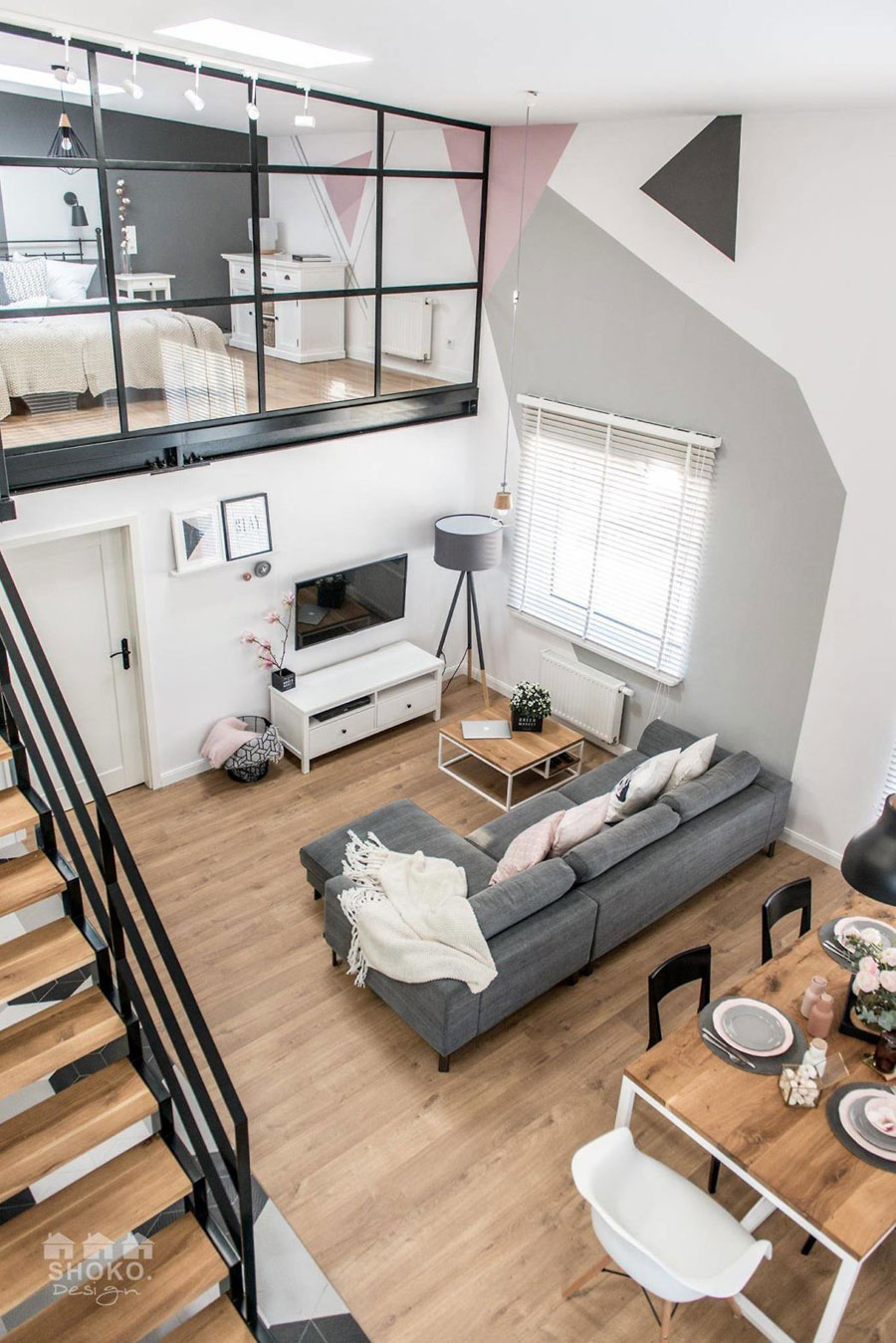 Open vide slaapkamer met een grote glazen wand Open vide slaapkamer met een grote glazen wand