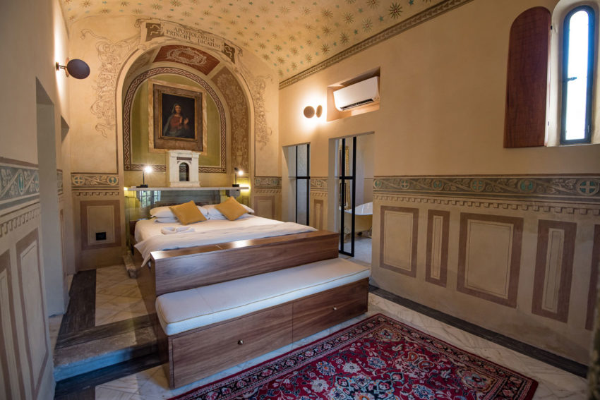 Overnachten in een slaapkamer van een échte kerk Overnachten in een slaapkamer van een échte kerk