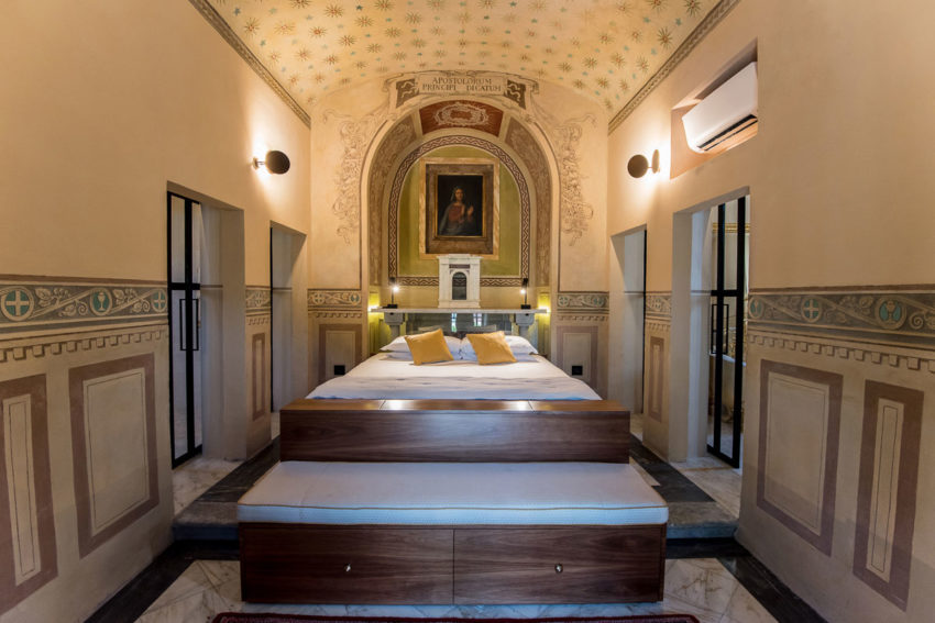 overnachten-in-een-slaapkamer-van-een-echte-kerk (3)