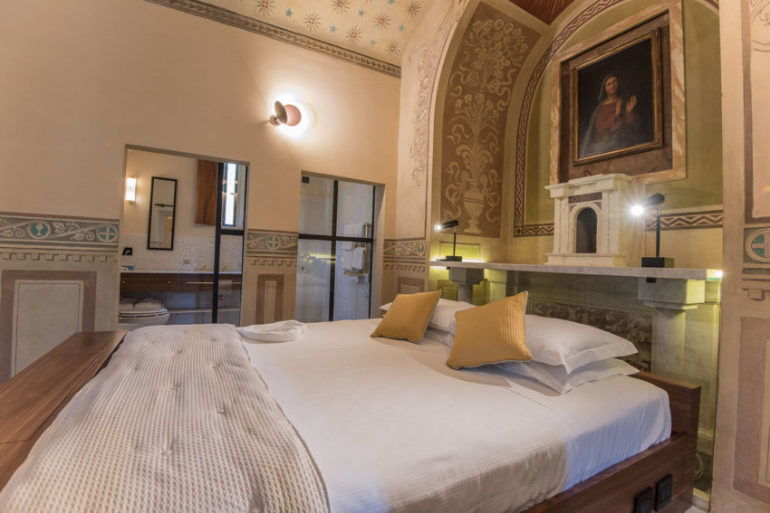 Overnachten in een slaapkamer van een échte kerk Overnachten in een slaapkamer van een échte kerk