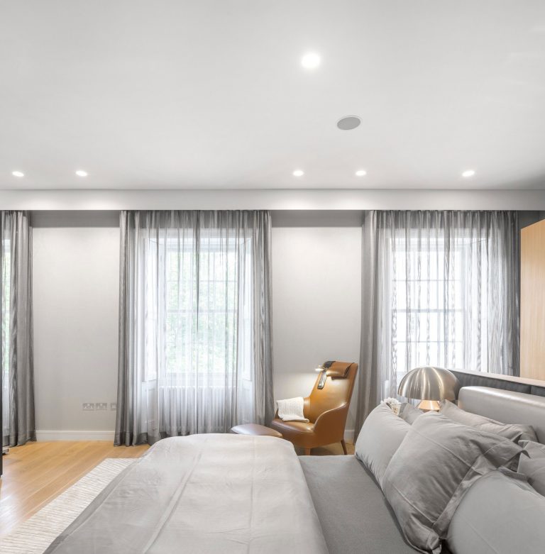 Penthouse slaapkamer ontwerp met inloopkast door Fernanda Marques architecten Penthouse slaapkamer ontwerp met inloopkast door Fernanda Marques architecten