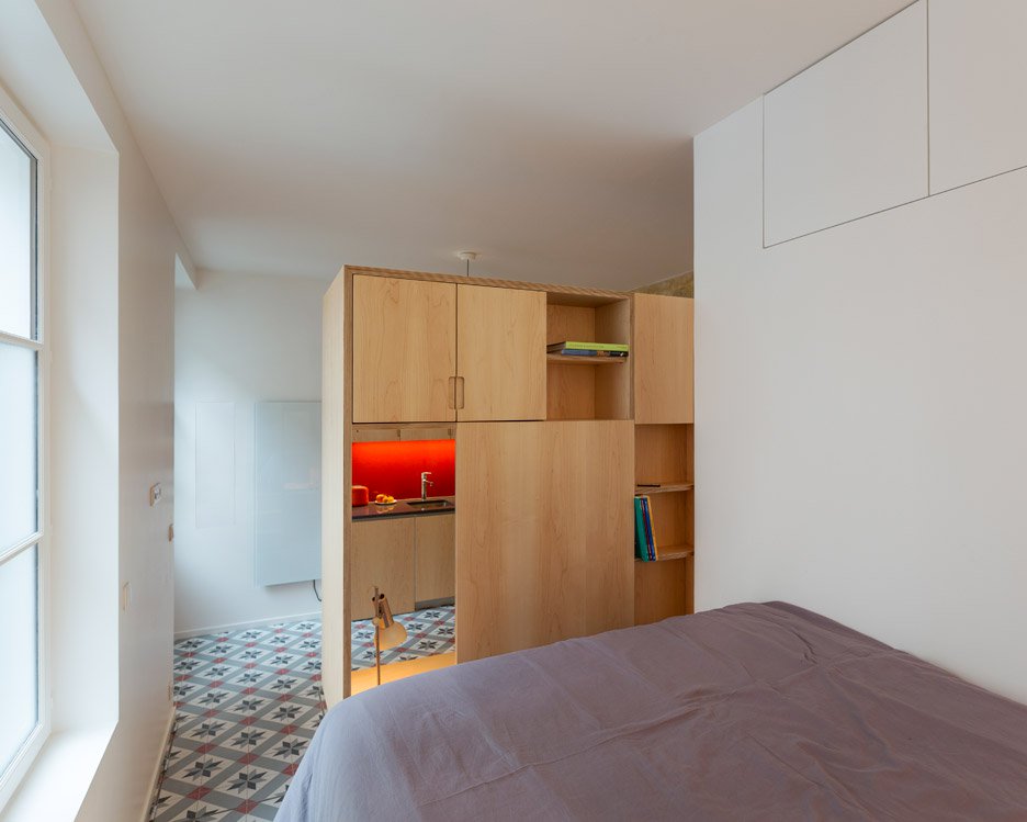 Podium slaapkamer in een klein appartement in Parijs Podium slaapkamer in een klein appartement in Parijs