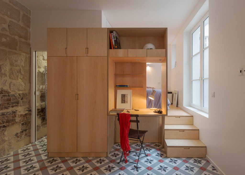 Podium slaapkamer in een klein appartement in Parijs Podium slaapkamer in een klein appartement in Parijs