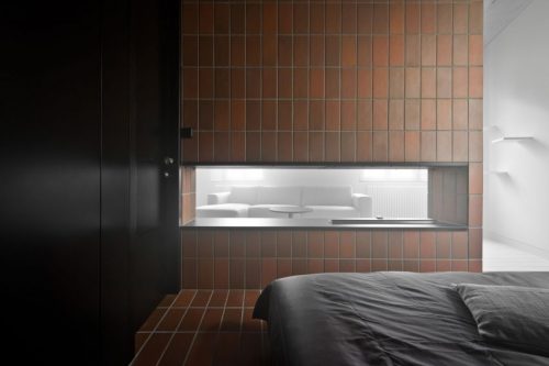 Rode bruine tegels in open slaapkamer