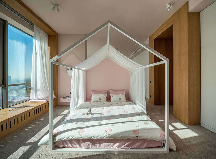 Ruime, roze en moderne prinsessenkamer Ruime, roze en moderne prinsessenkamer