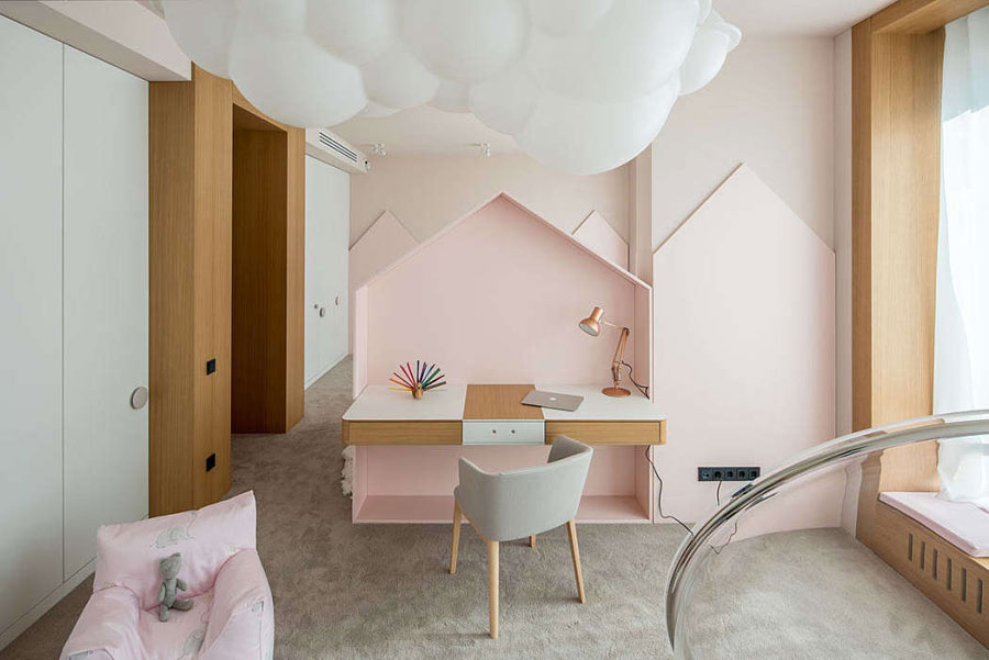 Ruime, roze en moderne prinsessenkamer Ruime, roze en moderne prinsessenkamer