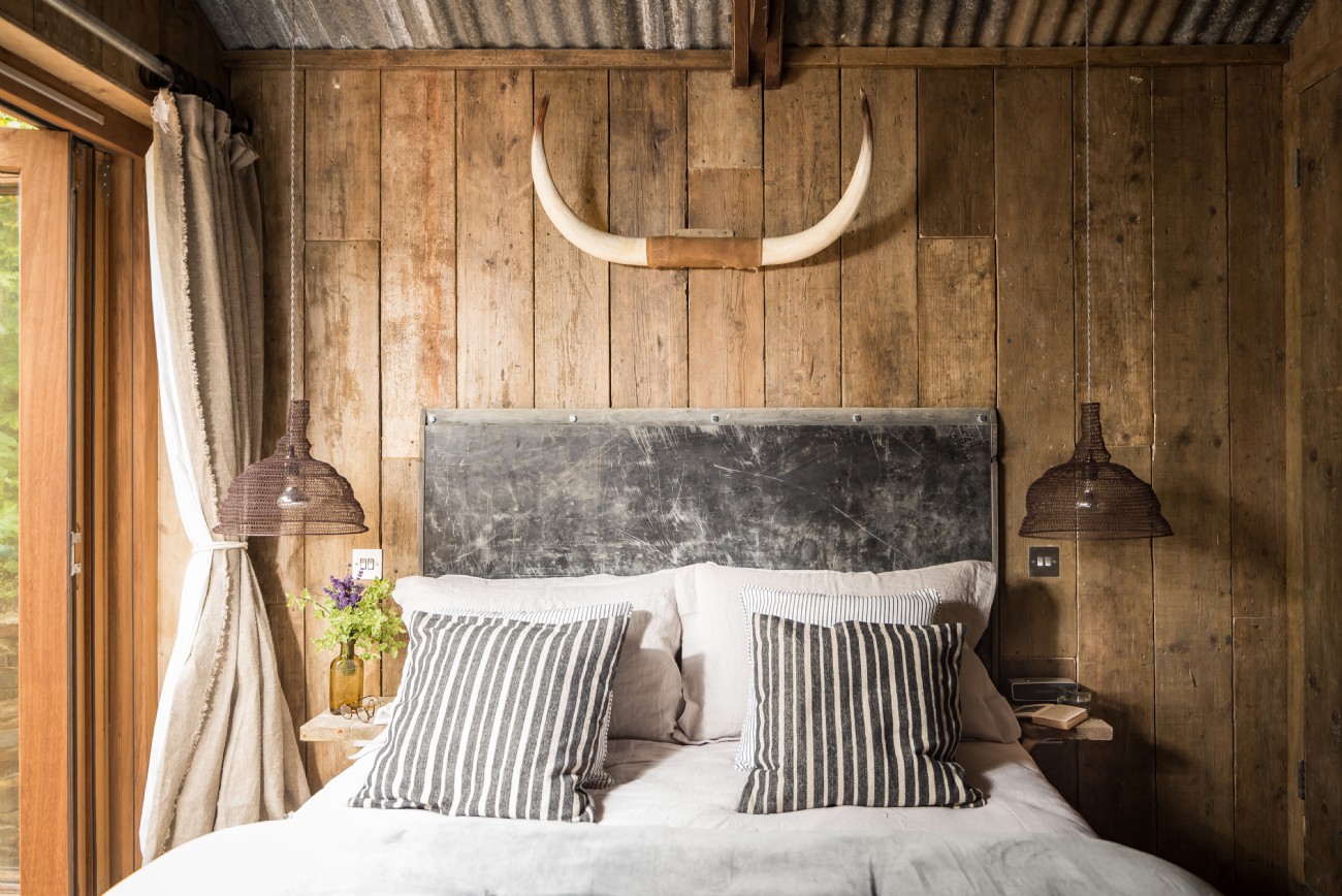 Rustieke slaapkamer met stijlvolle accessoires