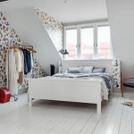 Scandinavische slaapkamer met dakkapel