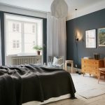 Scandinavische slaapkamer met donkergrijze muren