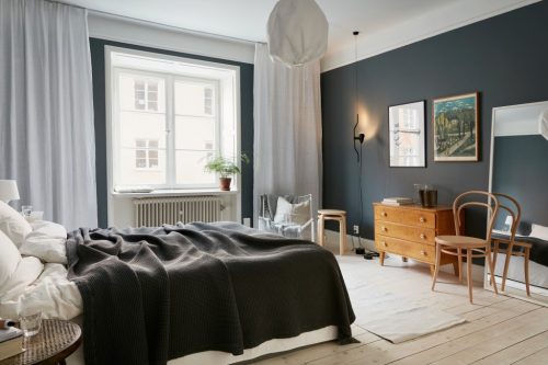 Scandinavische slaapkamer met donkergrijze muren Scandinavische slaapkamer met donkergrijze muren