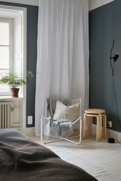 Scandinavische slaapkamer met donkergrijze muren Scandinavische slaapkamer met donkergrijze muren