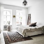 Deze mooie Scandinavische slaapkamer is ingericht met een vintage bohemian stijl