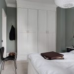 Scandinavische slaapkamer met grijs-mosgroene muren