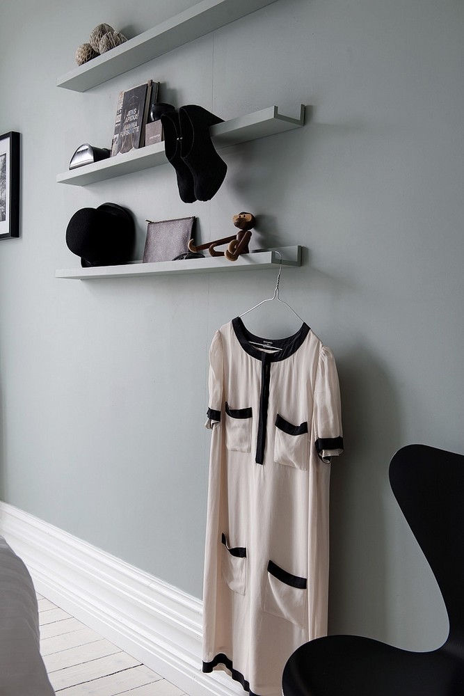 Scandinavische slaapkamer met grijs-mosgroene muren Scandinavische slaapkamer met grijs-mosgroene muren