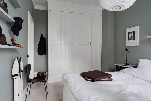 Scandinavische slaapkamer met grijs-mosgroene muren