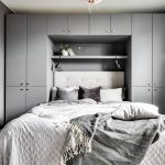 Scandinavische slaapkamer met praktische opbergruimte