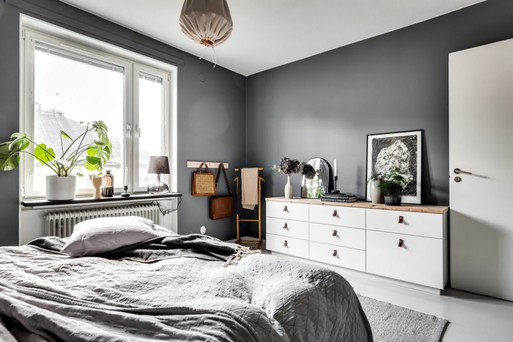 Scandinavische slaapkamer met praktische opbergruimte