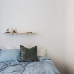 Schattige slaapkamer met binnenraam