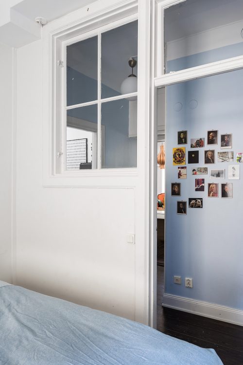Schattige slaapkamer met binnenraam Schattige slaapkamer met binnenraam