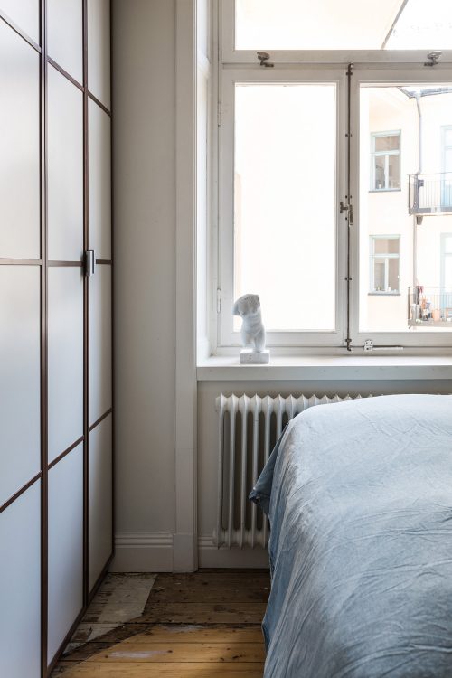 Schattige slaapkamer met binnenraam Schattige slaapkamer met binnenraam