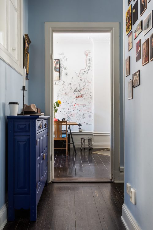 Schattige slaapkamer met binnenraam Schattige slaapkamer met binnenraam