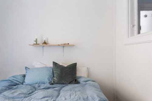 Schattige slaapkamer met binnenraam Schattige slaapkamer met binnenraam